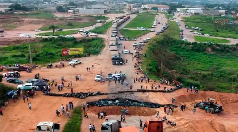 Bolsonaristas enfrentam a PRF e seguem interditando BR 163 em Novo Progresso no Pará; Clima é tenso