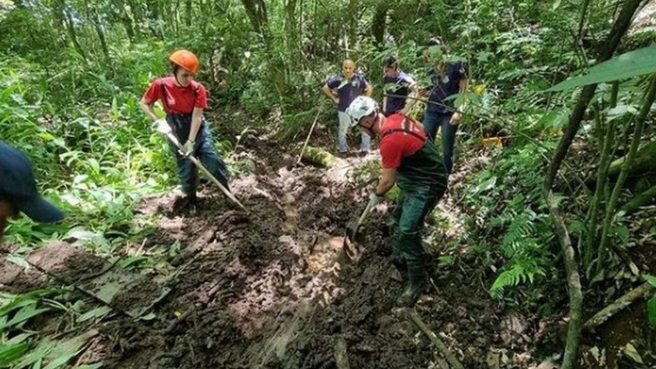 Mãe e filhas são achadas enterradas com sinais de violência