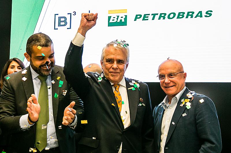 Petrobras vende campo e Eletrobras dá aumento de até 3.500% a diretores no fim do governo Bolsonaro