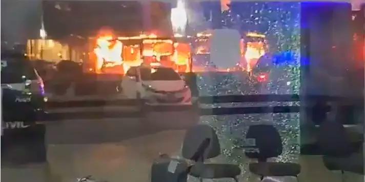 Protestos em Brasília: Manifestantes bolsonaristas queimaram 13 veículos e depredaram delegacia, dizem bombeiros