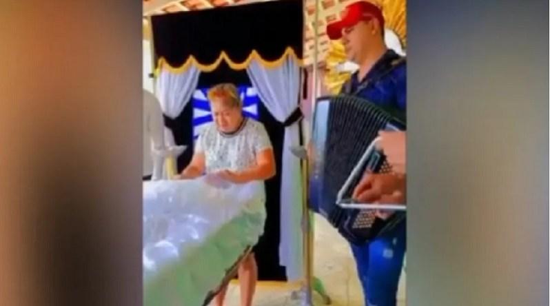 Família atende pedido de idoso e velório no Pará vira show de forró