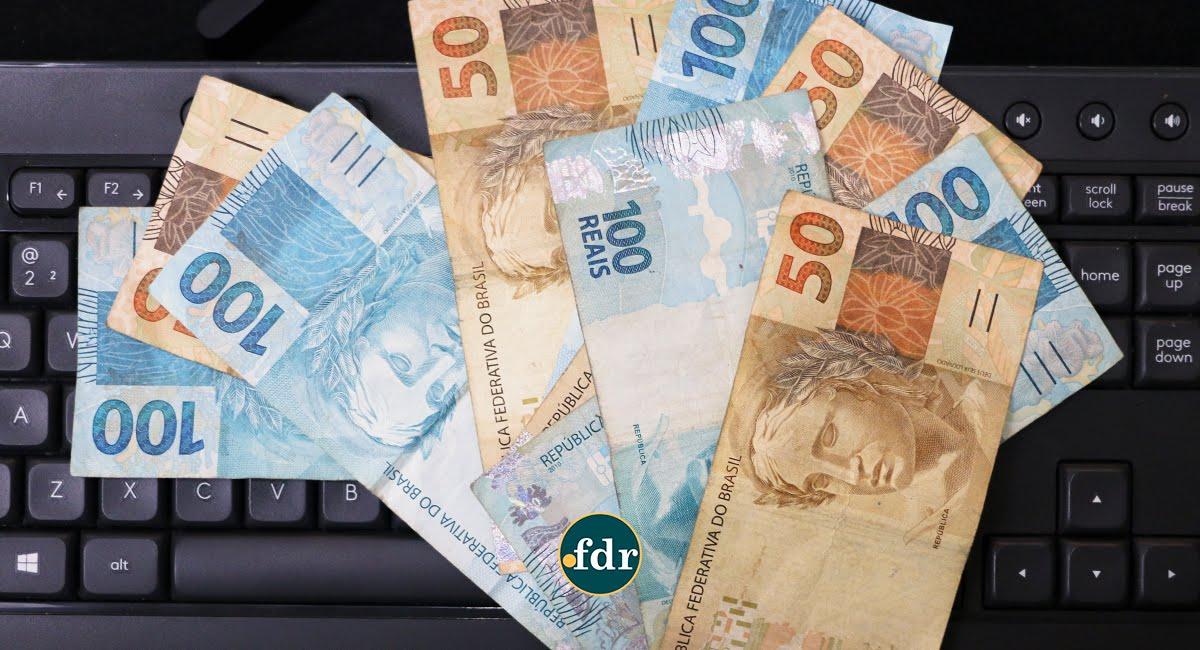 Novo salário mínimo é anunciado pelo governo e pagamento começa em maio