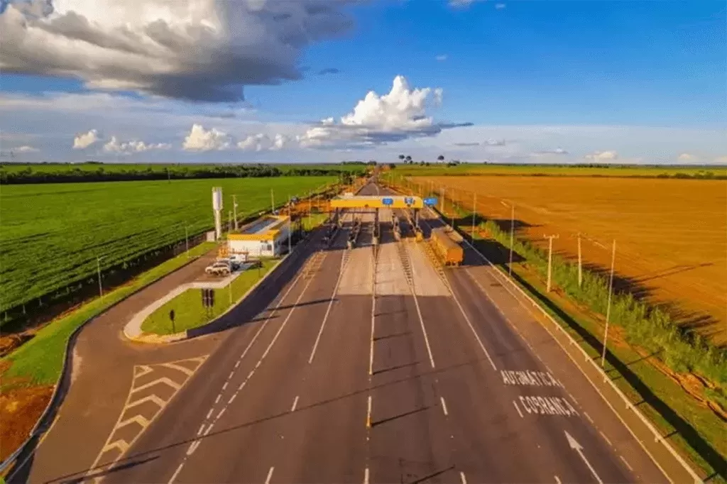 Veículos de grande porte começaram hoje a pagar pedágio na BR-163, em Trairão no Pará