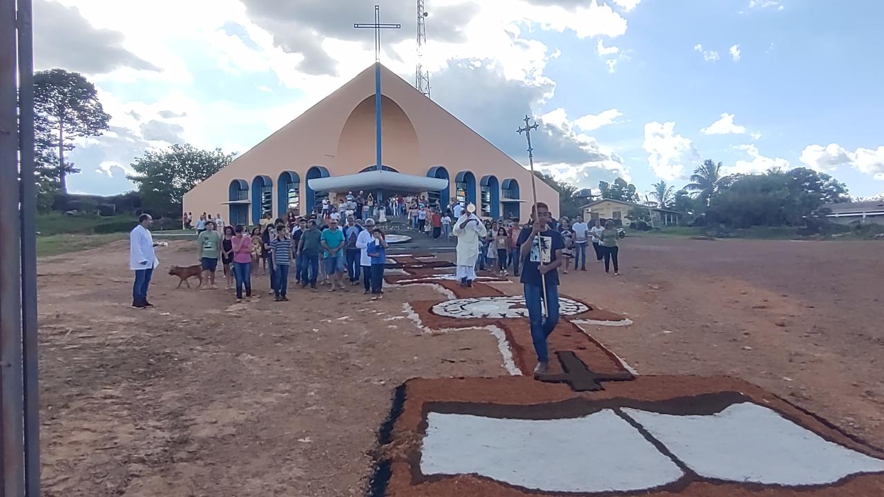 Tradição de tapetes de Corpus Christi é mantida na celebração da eucaristia em Moraes Almeida distrito de Itaituba
