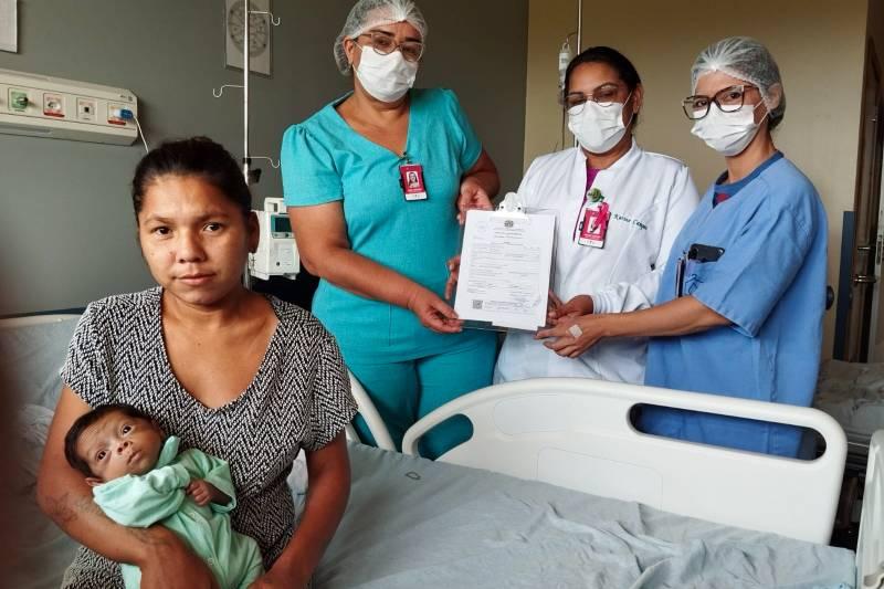 Bebê recebe certidão de nascimento após internação no Regional do Tapajós