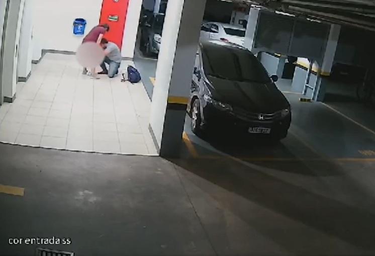 VÍDEO: com a ajuda do marido, mulher dá à luz a filha na garagem de prédio