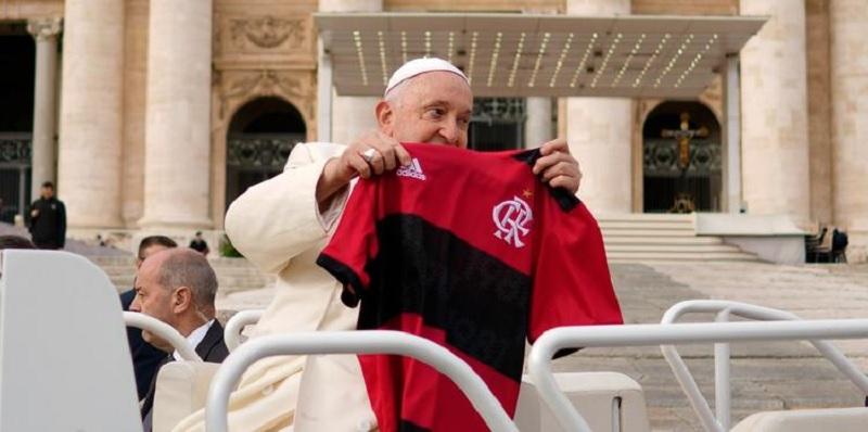 Após audiência geral, no Vaticano, Papa Francisco recebe camisa do Flamengo