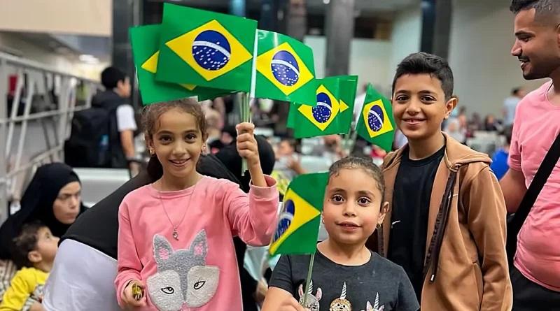 Brasileiros repatriados em Gaza deixam Egito e chegam ao Brasil nesta segunda