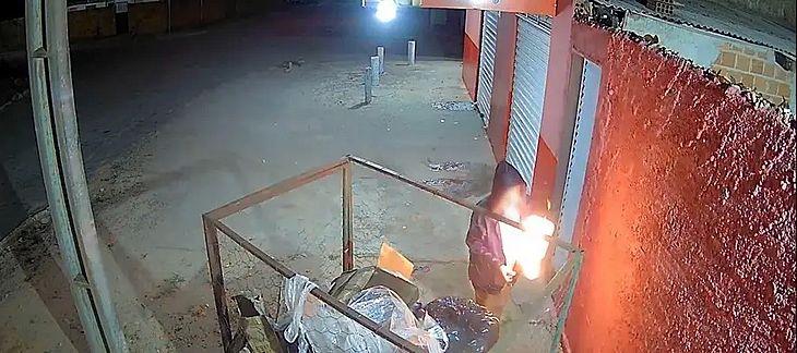 Mulher ateia fogo em mercado após discutir por sandália