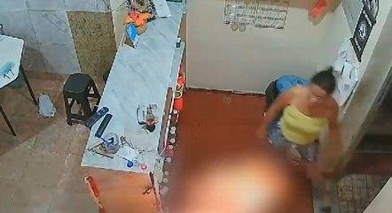 Mulher flagrada em vídeo ao atear fogo no marido é presa no Rio; homem teve 92% do corpo ferido
