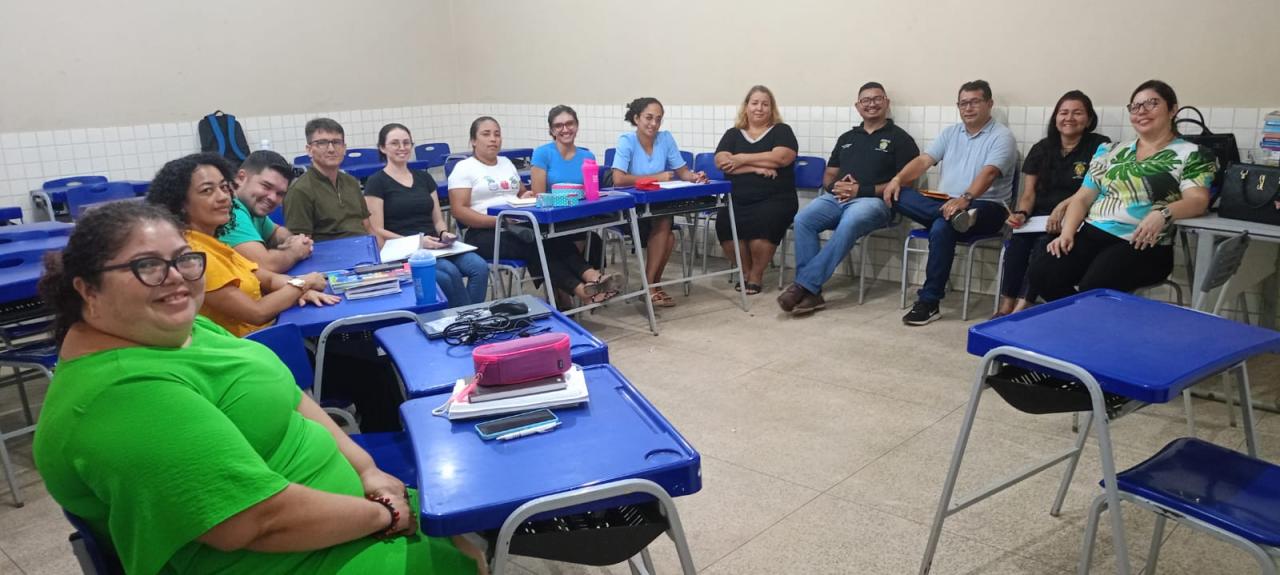 Equipe da DRE Itaituba esteve no Município de Placas, onde reuniu com profissionais da educação e polícias do projeto escola segura