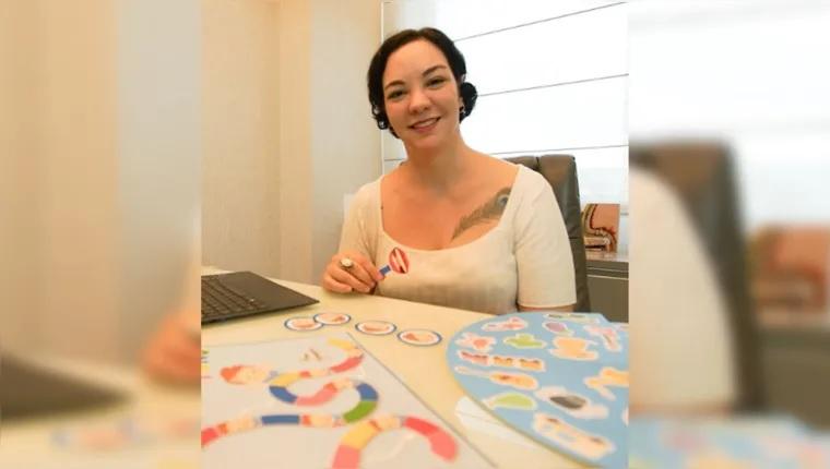 Fonoaudióloga usa jogos educativos na terapia das crianças