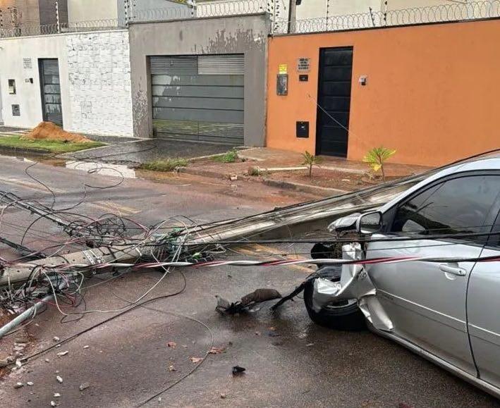 Menino de 11 anos derruba poste com o carro dos pais e desaparece
