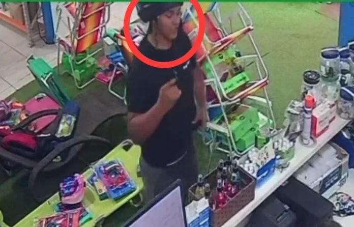 Vídeo: Elemento assalta estabelecimento comercial fingindo ser cliente em Itaituba no Pará