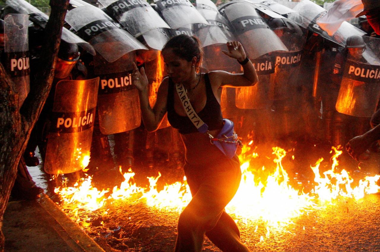 Protestos contra Maduro têm morte e dezena de detidos na Venezuela