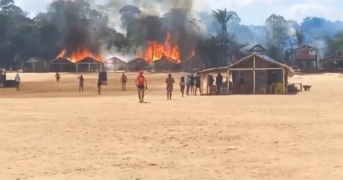 Vídeo: Incêndio atinge cinco barracas de vendas na praia do Parana-Miry em Itaituba, no PA
