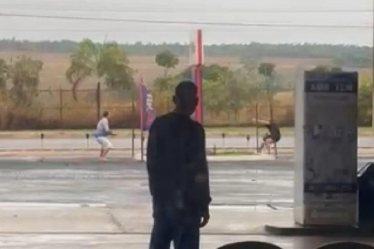 Vídeo: Homem resiste a prisão e dá início a troca de tiros com policial civil na frente de posto