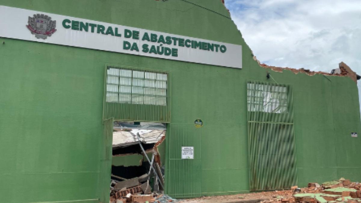Parte do teto da Central de Abastecimento da Saúde de Rio Verde desaba e deixa feridos