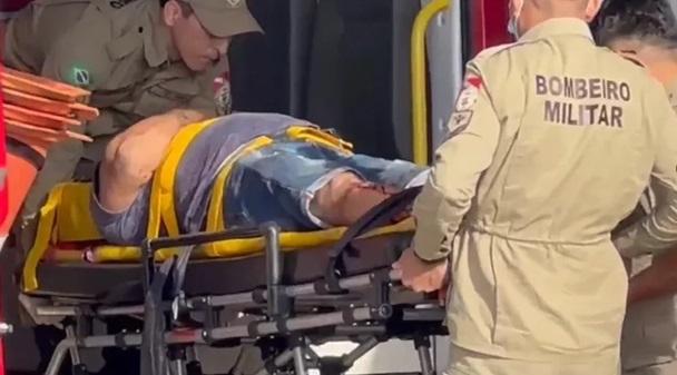 Motorista é resgatado com vida após caminhão carregado com soja tombar na BR-163 no Pará