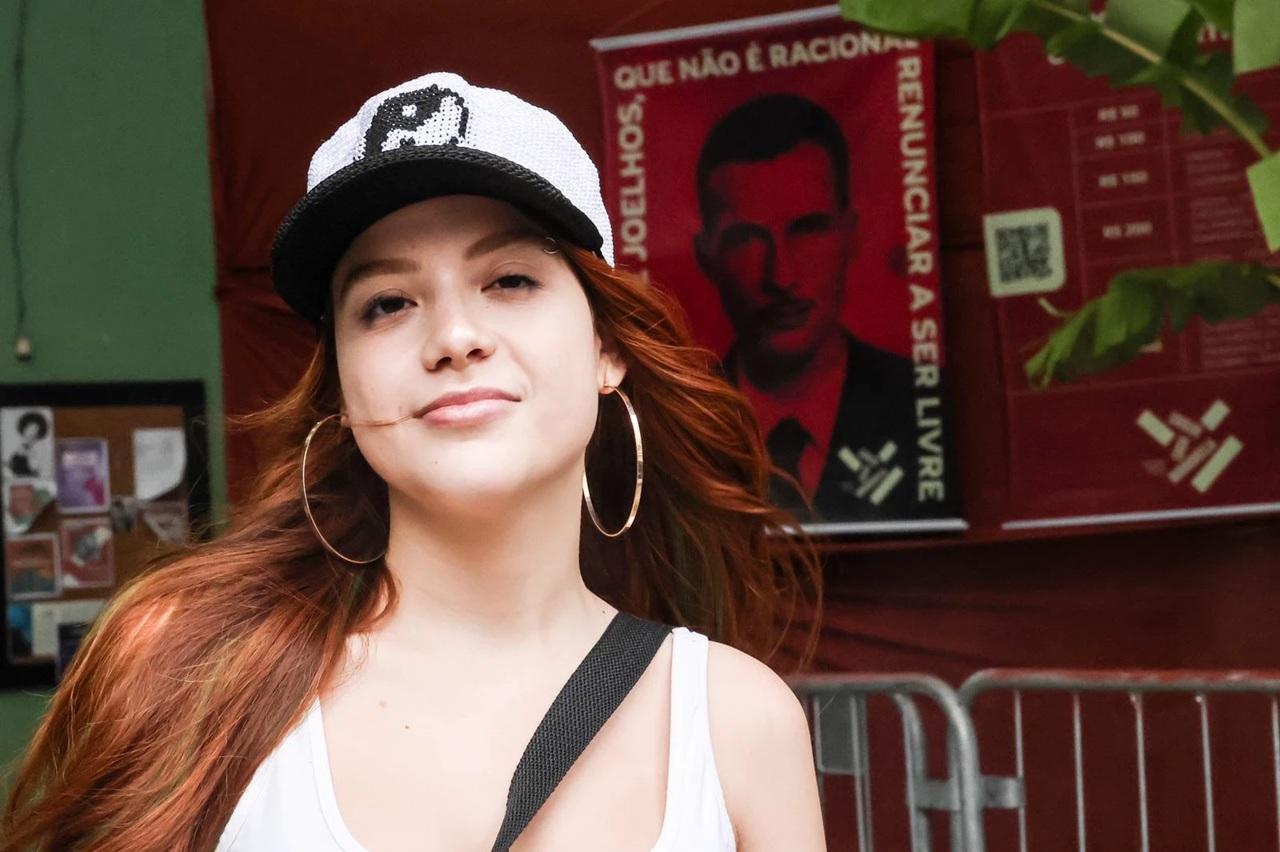 Influenciadora leva 9 facadas do irmão que ainda tentou queimá-la viva em tentativa de feminicídio