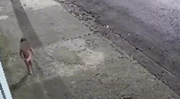 Criança de 3 anos é vista andando sozinha na rua apenas de fralda procurando mãe; mulher tinha ido ao baile funk