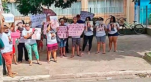 FAMILIARES DE VÍTIMA DE FEMINICÍDIO FAZEM MANIFESTAÇÃO EM FRENTE AO FÓRUM DE SANTARÉM