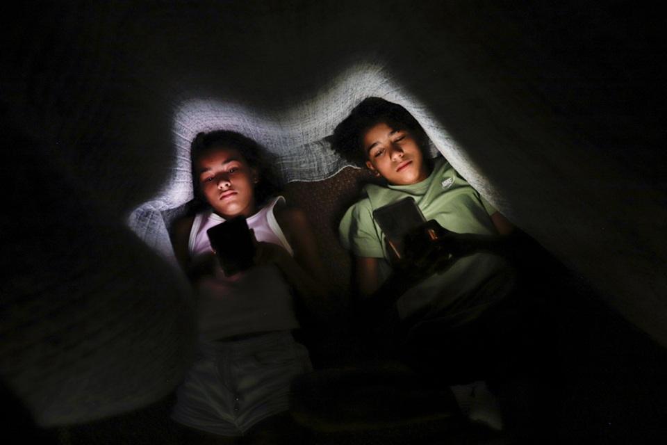 ECA Digital: Rolagem infinita será proibida ao público infantil nas redes