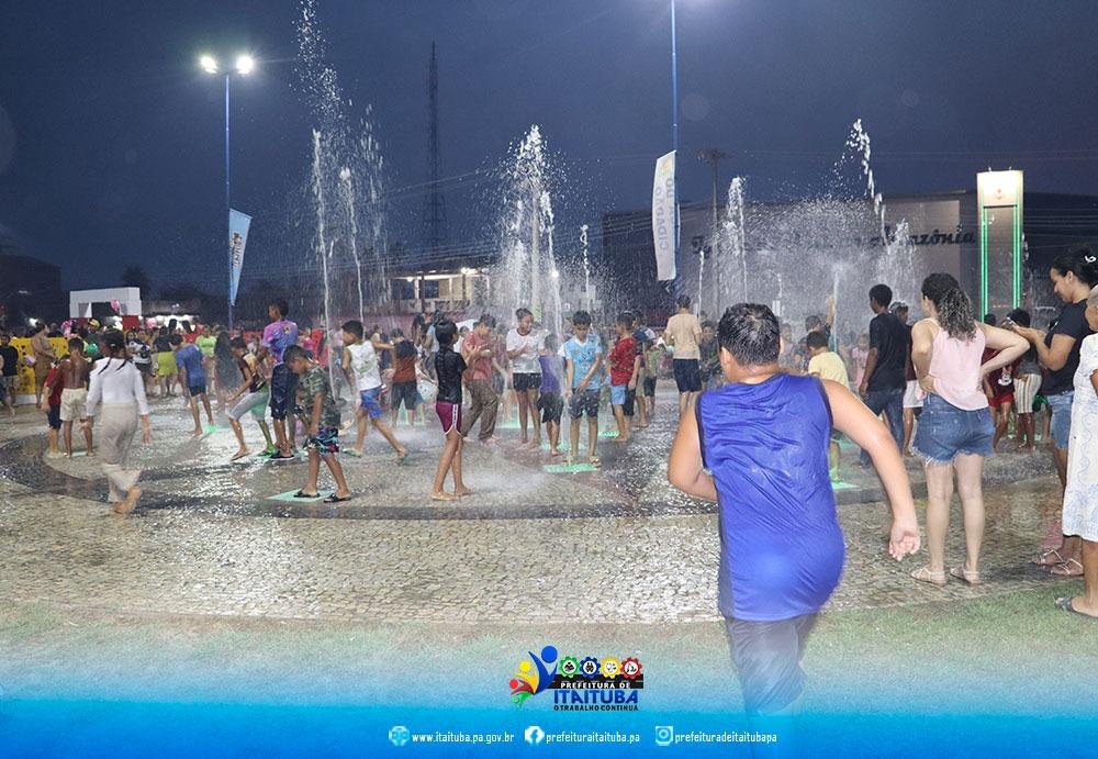 Dia das Crianças reúne centenas de famílias em noite de festa na Praça do Cidadão, em Itaituba