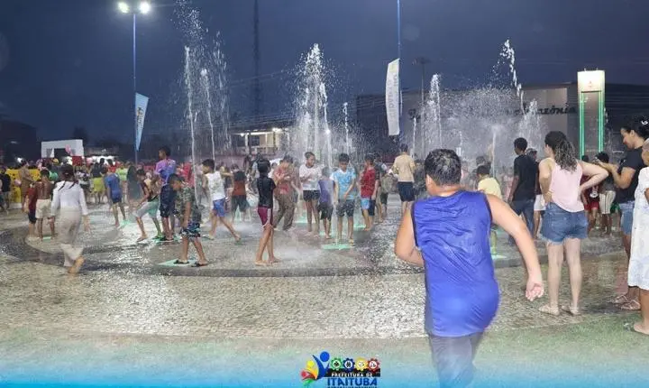 Dia das Crianças reúne centenas de famílias em noite de festa na Praça do Cidadão, em Itaituba