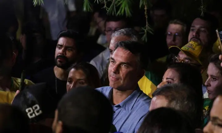 Flávio Bolsonaro impõe condições para liberar sigilos