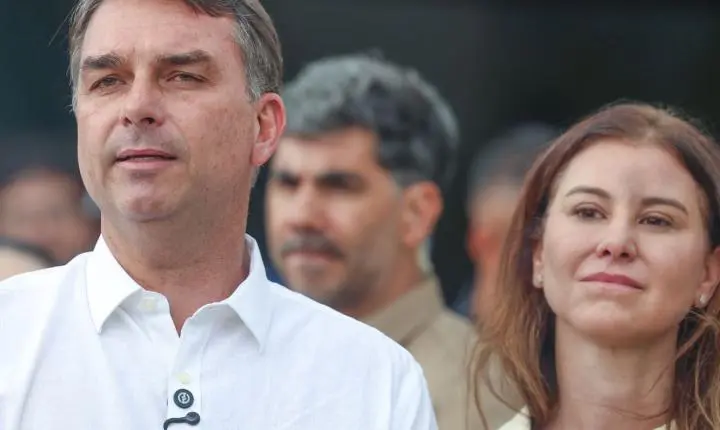 Flávio Bolsonaro participa de missa na Catedral de Brasília